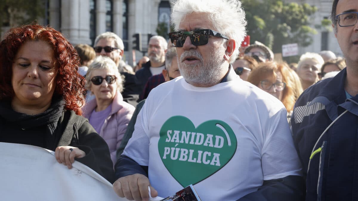 El cineasta español Pedro Almodóvar asiste a la manifestación ciudadana que recorre este domingo el centro de Madrid bajo el lema "Madrid se levanta por la sanidad pública"