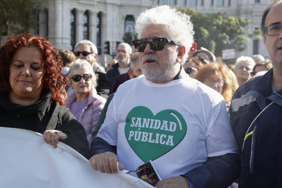 El cineasta español Pedro Almodóvar asiste a la manifestación ciudadana que recorre este domingo el centro de Madrid bajo el lema "Madrid se levanta por la sanidad pública"