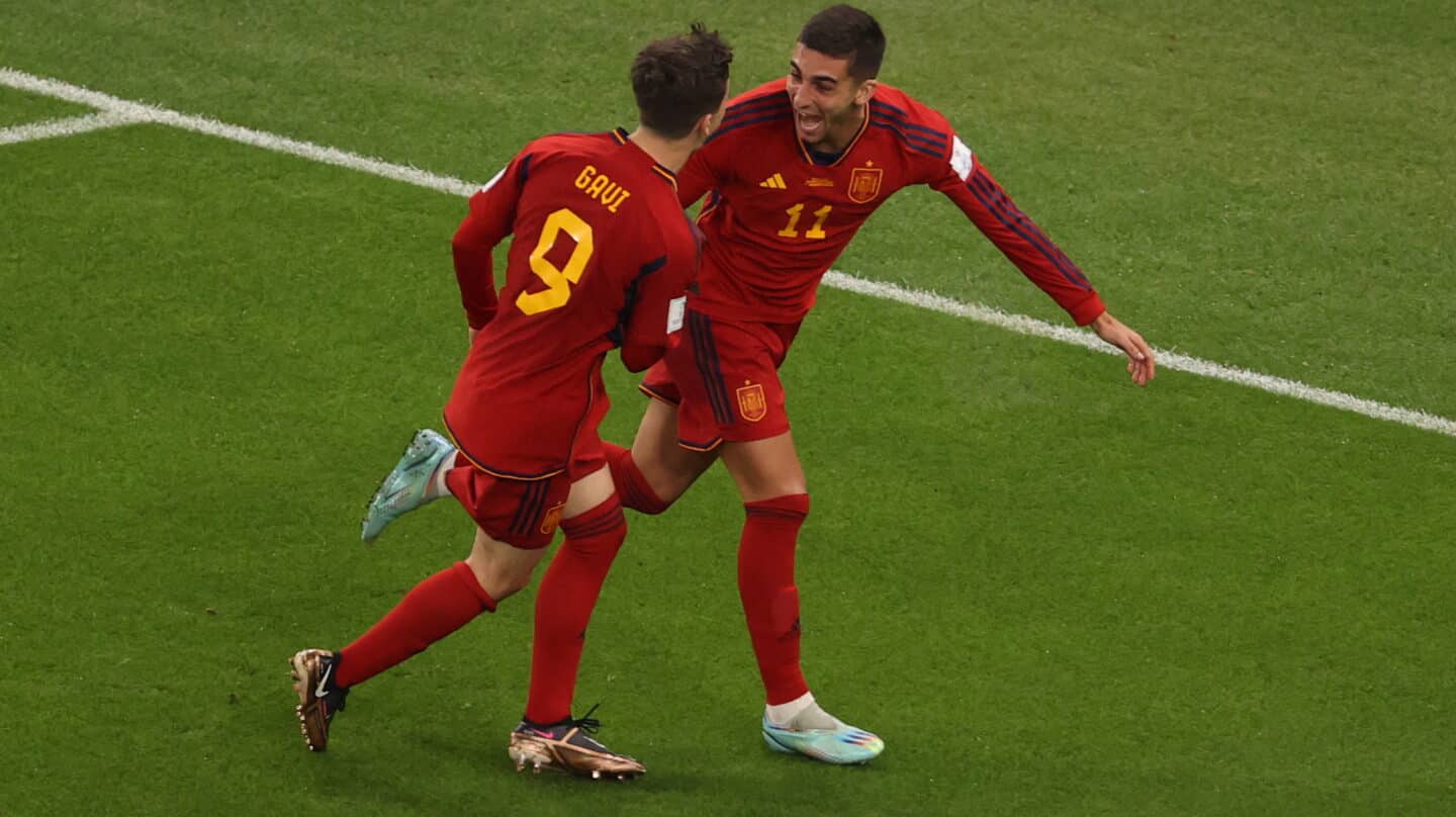 Ferrán Torres y Gavi celebran uno de los siete goles de España en su debut en el Mundial de Qatar 2022