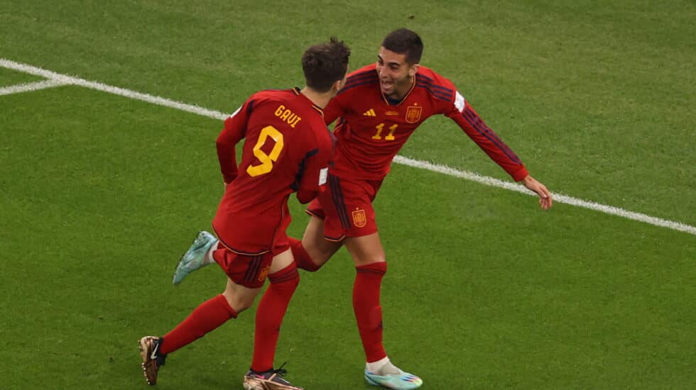 Ferrán Torres y Gavi celebran uno de los siete goles de España en su debut en el Mundial de Qatar 2022