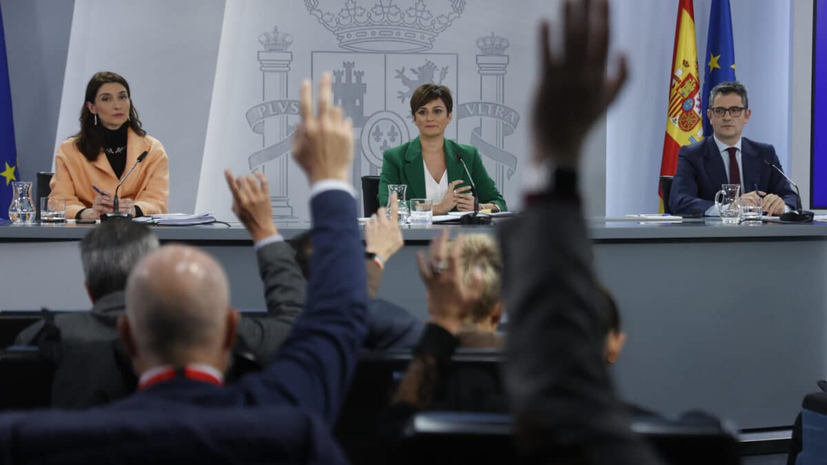 Los ministros de Política Territorial y portavoz del Gobierno; Isabel Rodríguez (c); Justicia, Pilar Llop (i) y Presidencia, Félix Bolaños (d), durante la rueda de prensa ofrecida tras la reunión del Consejo de Ministros, este martes en el Palacio de La Moncloa.