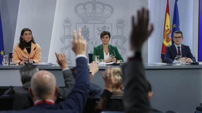 Los ministros de Política Territorial y portavoz del Gobierno; Isabel Rodríguez (c); Justicia, Pilar Llop (i) y Presidencia, Félix Bolaños (d), durante la rueda de prensa ofrecida tras la reunión del Consejo de Ministros, este martes en el Palacio de La Moncloa.