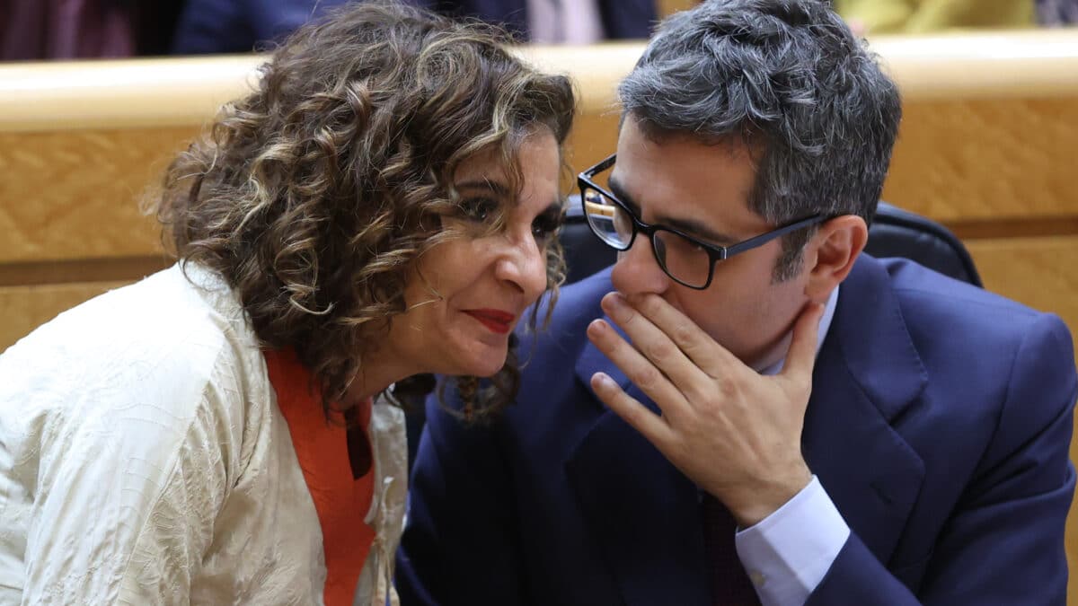 MADRID, 15/11/2022.- Los ministros de Hacienda, María Jesús Montero y de Presidencia, Félix Bolaños conversan durante el pleno del Senado, este martes. EFE/ Kiko Huesca