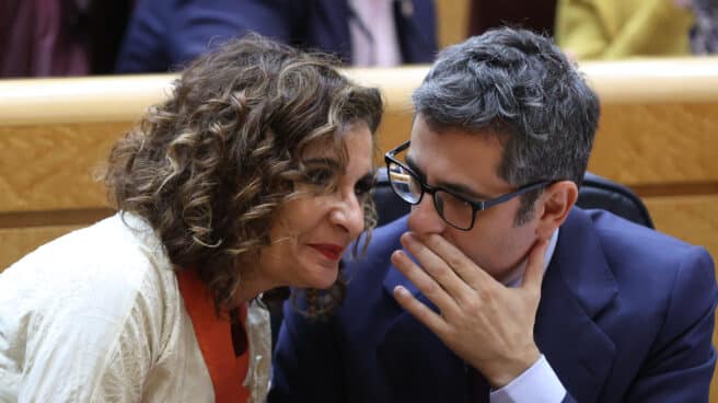 MADRID, 15/11/2022.- Los ministros de Hacienda, María Jesús Montero y de Presidencia, Félix Bolaños conversan durante el pleno del Senado, este martes. EFE/ Kiko Huesca