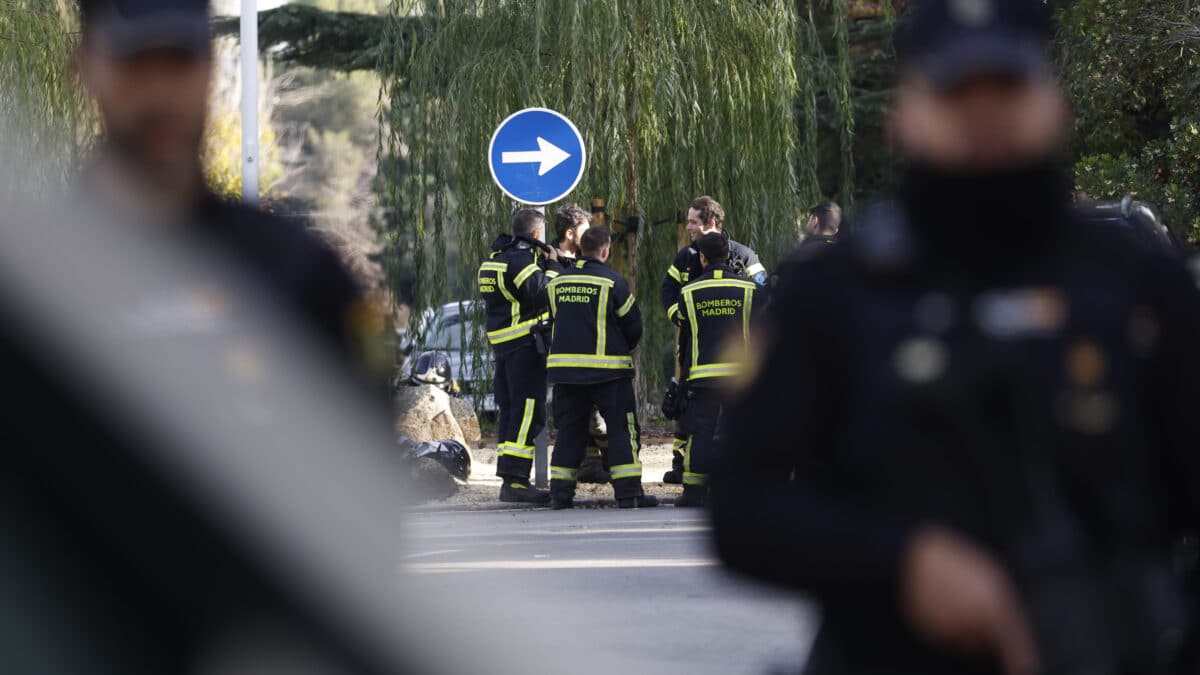 Miembros de la Policía Nacional y los Bomberos desplegados en las proximidades de la Embajada de Ucrania en Madrid
