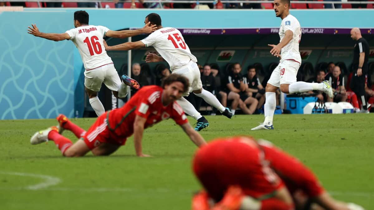Rouzbeh Cheshmi (C) celebra su gol decisivo contra Gales