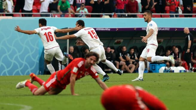 Rouzbeh Cheshmi (C) celebra su gol decisivo contra Gales Rouzbeh Cheshmi (C) celebra su gol decisivo contra Gales
