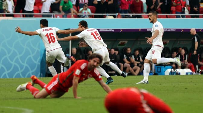 Irán culmina un gran partido con un zapatazo sobre la campana para tumbar a Gales