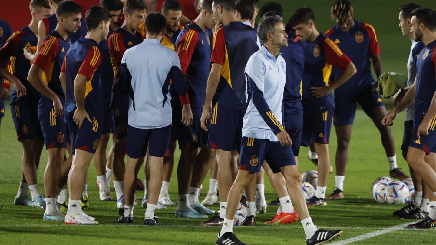 El entrenador de la selección española, Luis Enrique, dirige el último entrenamiento del equipo antes del debut en Qatar