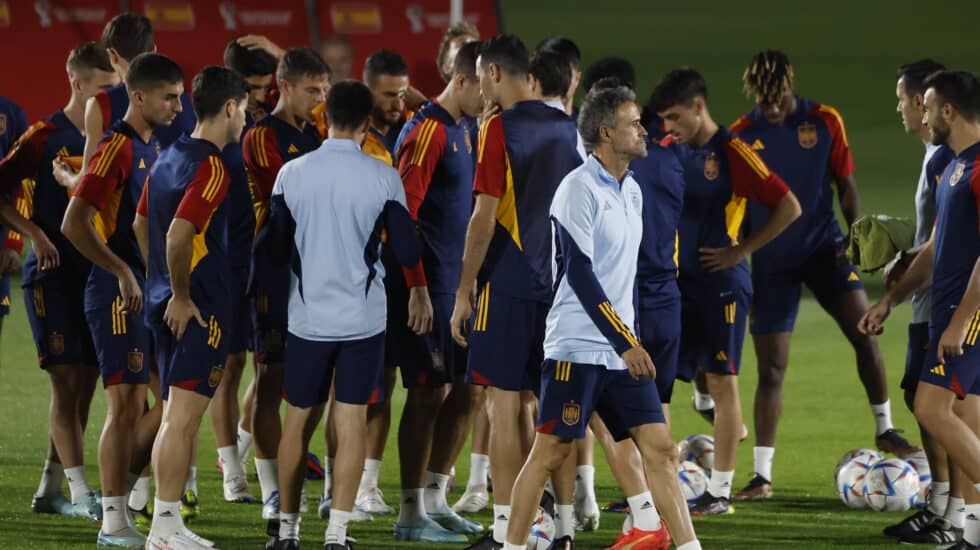 El entrenador de la selección española, Luis Enrique, dirige el último entrenamiento del equipo antes del debut en Qatar