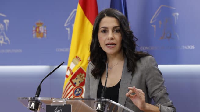 Inés Arrimadas insiste al PP para que presente una moción de censura: "Que Sánchez pague en las urnas" La líder de Ciudadanos, Inés Arrimadas, hace declaraciones este viernes.