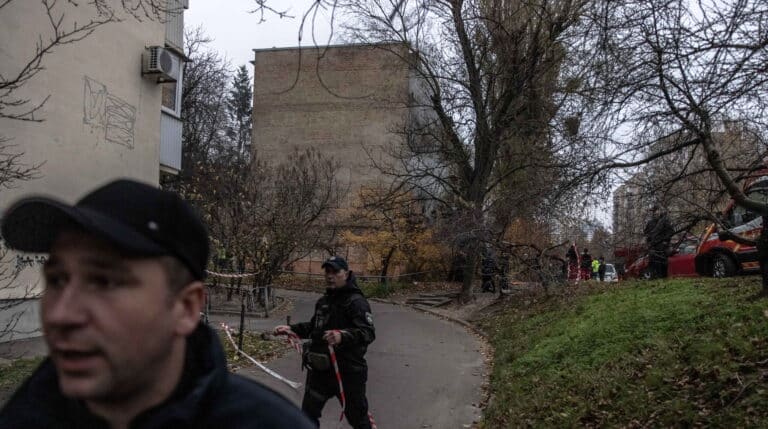Miembros de la policía montan guardia junto a un edificio residencial que fue atacado durante un ataque ruso, en Kyiv, Ucrania