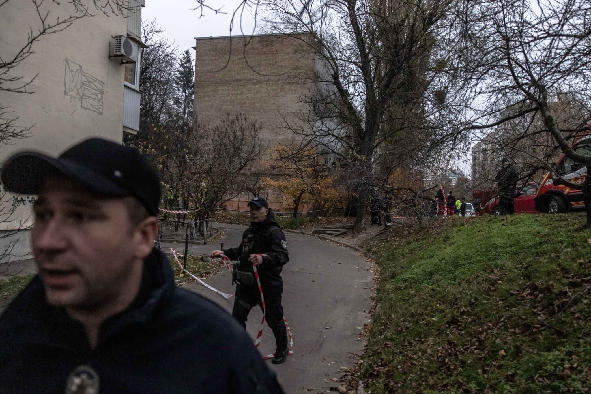 Miembros de la policía montan guardia junto a un edificio residencial que fue atacado durante un ataque ruso, en Kyiv, Ucrania