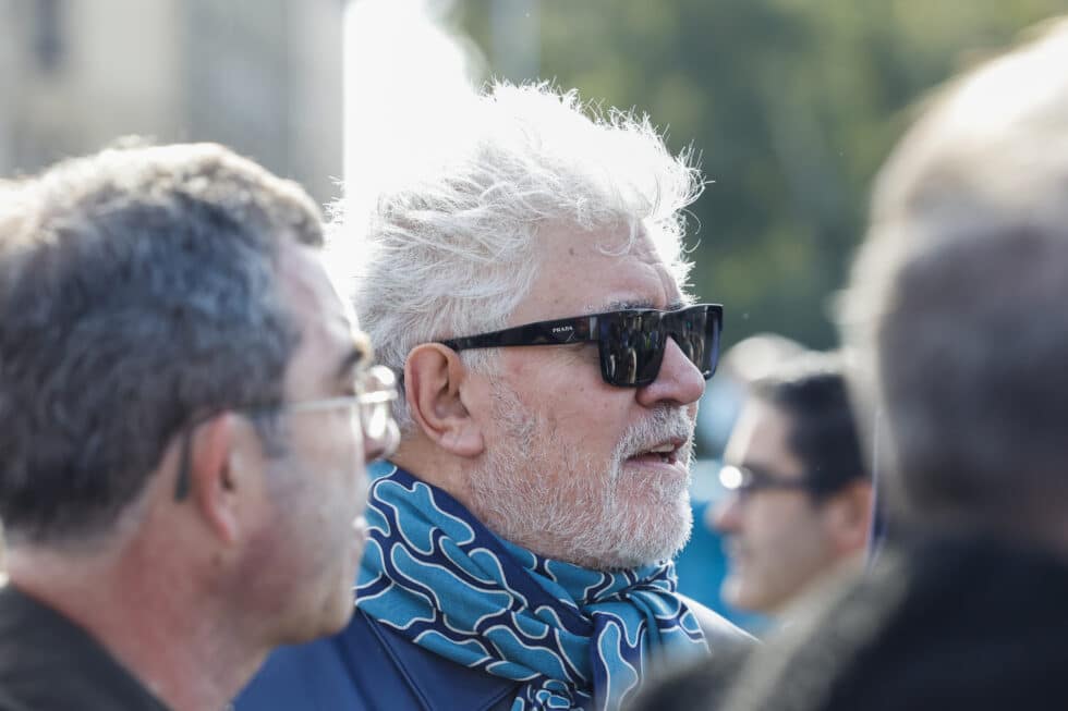 El cineasta español Pedro Almodóvar asiste a la manifestación ciudadana que recorre este domingo el centro de Madrid bajo el lema "Madrid se levanta por la sanidad pública"