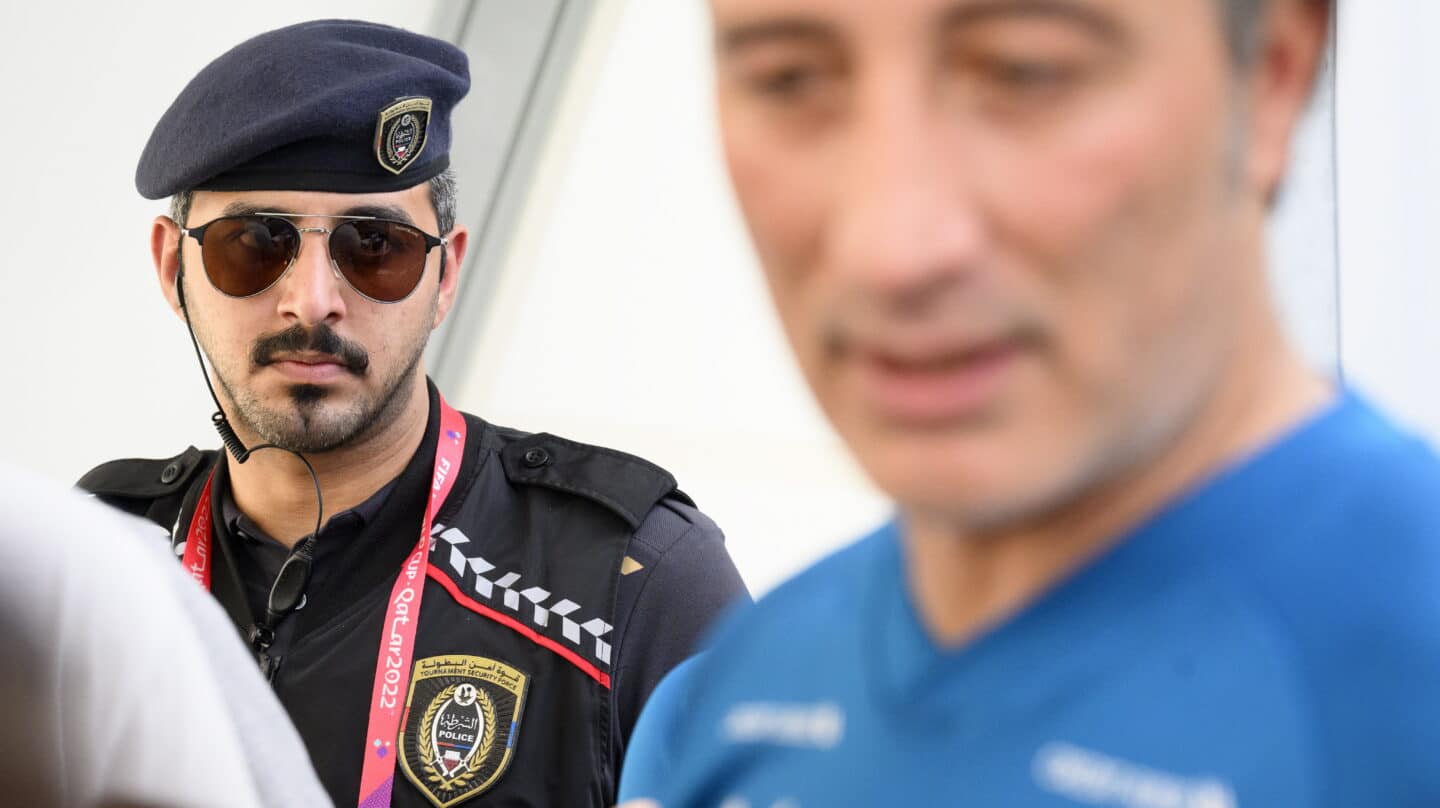 Un policía de Qatar, junto al entrenador de Suiza, Murat Yakin, en Doha.