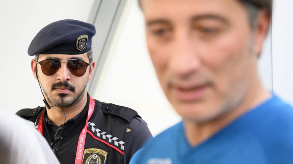Un policía de Qatar, junto al entrenador de Suiza, Murat Yakin, en Doha.