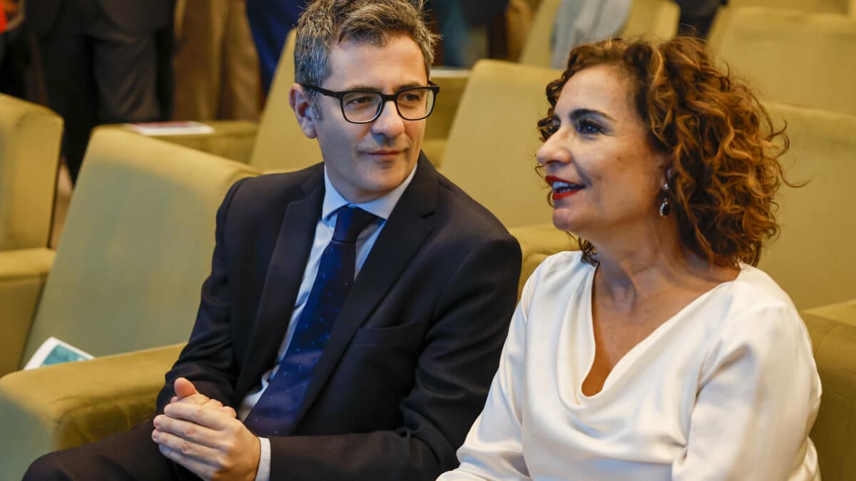 MADRID, 14/11/2022.- La ministra de HAcienda María Jesús Montero (d) junto al ministro de Presidencia, Félix Bolaños (i), durante el acto celebrado para que la ministra de Comercio y Turismo, Reyes Maroto, anuncie su candidatura a la Alcaldía de Madrid, este lunes. EFE/ Chema Moya