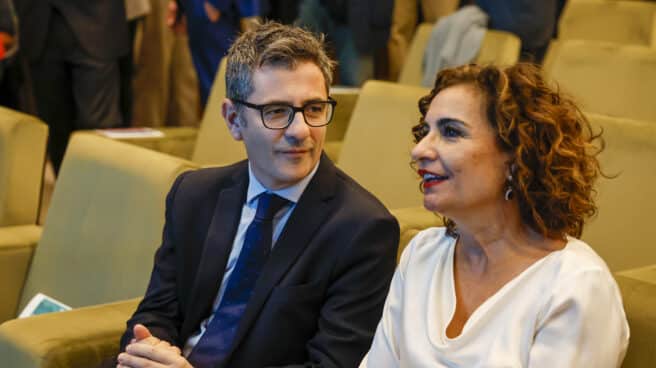 La ministra Reyes Maroto anuncia hoy su candidatura a la Alcaldía de Madrid MADRID, 14/11/2022.- La ministra de HAcienda María Jesús Montero (d) junto al ministro de Presidencia, Félix Bolaños (i), durante el acto celebrado para que la ministra de Comercio y Turismo, Reyes Maroto, anuncie su candidatura a la Alcaldía de Madrid, este lunes. EFE/ Chema Moya