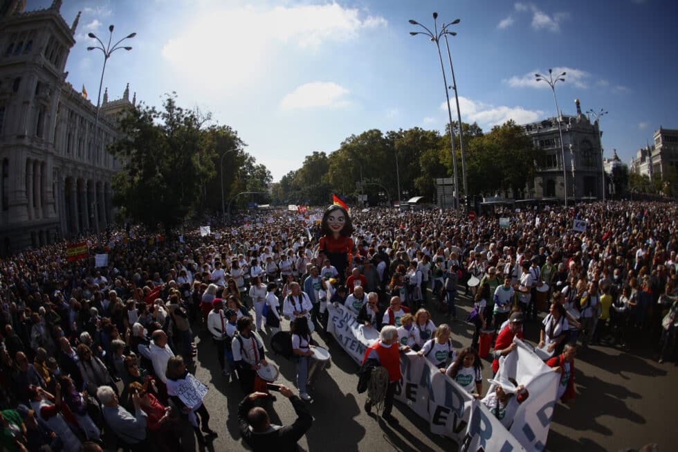 Manifestación ciudadana que recorre este domingo el centro de Madrid bajo el lema "Madrid se levanta por la sanidad pública", convocada por asociaciones vecinales y municipios, a la que están llamados los profesionales de las urgencias de Atención Primaria, también convocados a una nueva jornada de huelga.