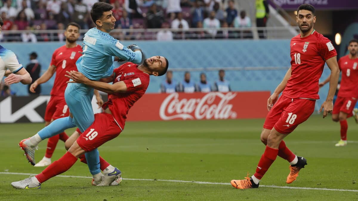 Ali Beiranvand, portero de Irán, choca con un defensor en su partido del Mundial de Qatar 2022 con Inglaterra