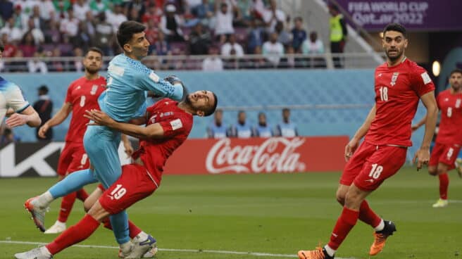 Ali Beiranvand, portero de Irán, choca con un defensor en su partido del Mundial de Qatar 2022 con Inglaterra