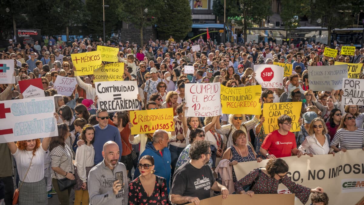 Cientos de personas han llenado este domingo la Plaza del Ayuntamiento de Santander