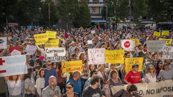 Los médicos de Cantabria aplazan la huelga y vuelven al trabajo mañana Cientos de personas han llenado este domingo la Plaza del Ayuntamiento de Santander