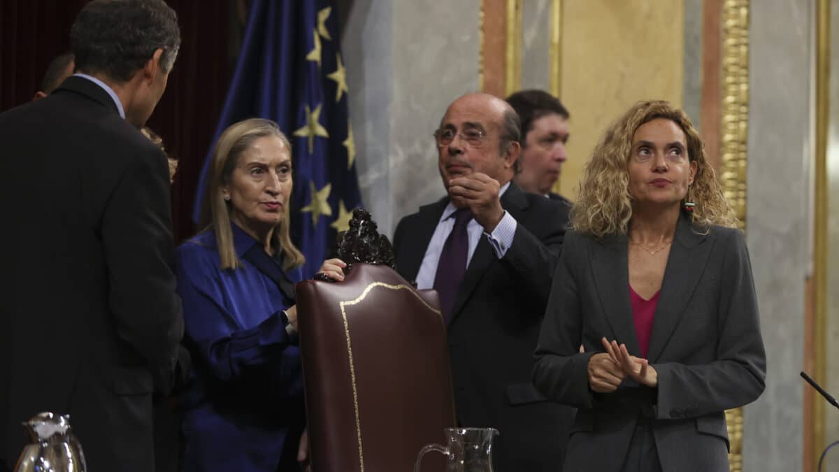 MADRID, 24/11/2022.- La presidenta del Congreso, Meritxell Batet (d), durante la última jornada de debate y votación de los presupuestos en el pleno del Congreso, este jueves. El Congreso de los Diputados ha aprobado hoy el proyecto de Presupuestos Generales del Estado para 2023 por una amplia mayoría de 187 votos, con lo que el texto pasa al Senado para continuar su tramitación. EFE/ Kiko Huesca