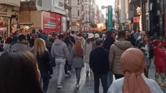 Momento de la explosión, al fondo, en el centro de Estambul