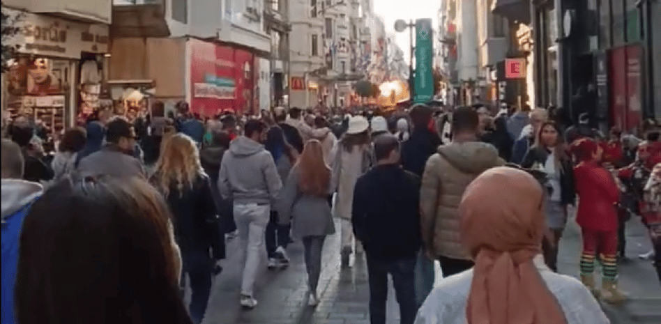 Momento de la explosión, al fondo, en el centro de Estambul