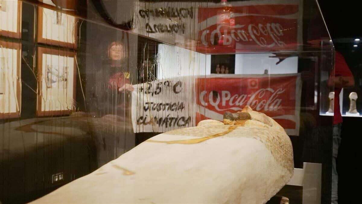 Vista de la protesta de dos militantes de Futuro Vegetal que este domingo han bañado con "petróleo" falso la vitrina de una réplica de momia faraónica en el Museo Egipcio de Barcelona