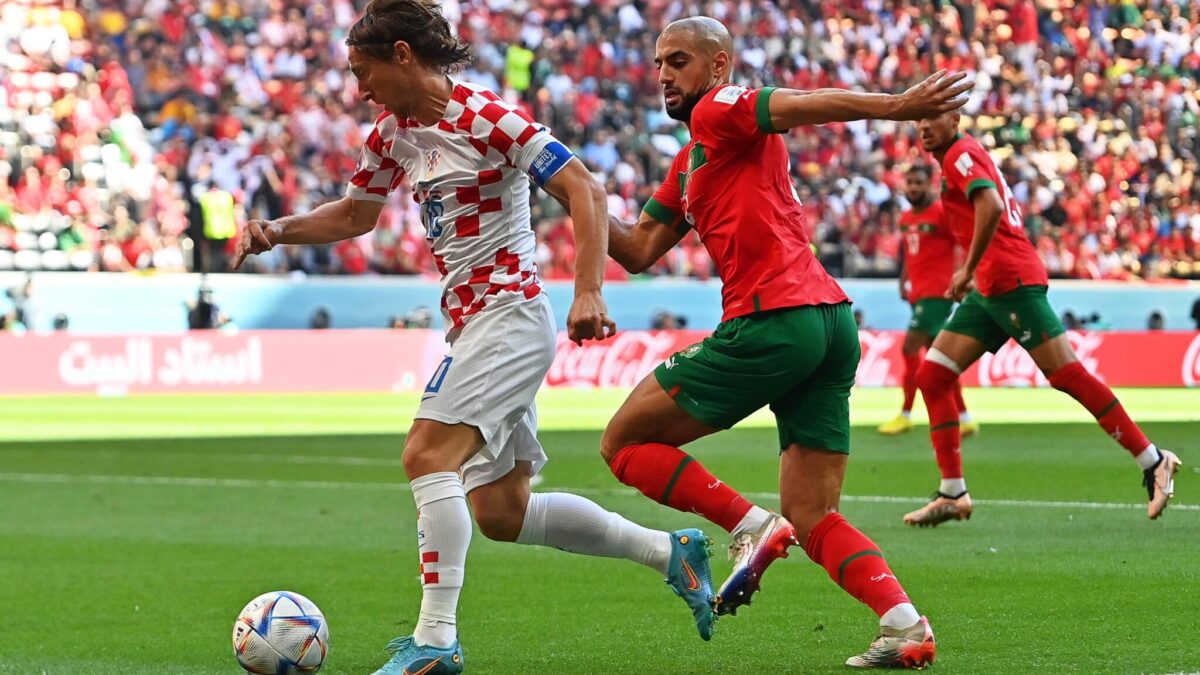 Luka Modric regatea a Sofyan Amrabat durante el Marruecos-Croacia del Mundial de Qatar 2022