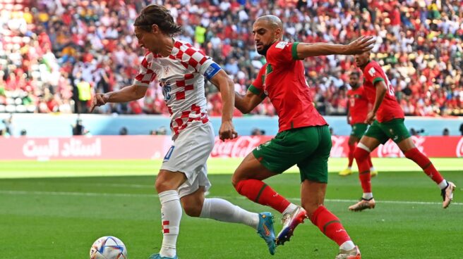 Luka Modric regatea a Sofyan Amrabat durante el Marruecos-Croacia del Mundial de Qatar 2022