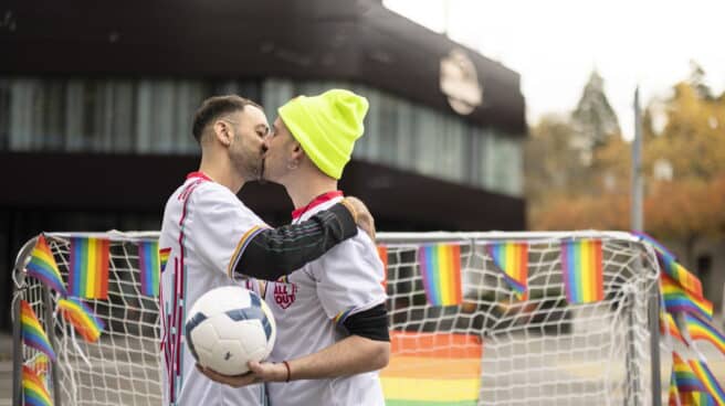Khalid Salman, embajador del Mundial de Qatar, califica la homosexualidad de "daño mental" Manifestantes se besan durante una manifestación para concienciar sobre la situación de los derechos humanos de las personas LGBT+ en Qatar,