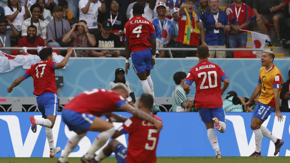 Los Jugadores de Costa Rica celebran el gol de la victoria a Japón