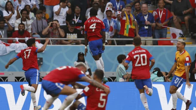 Los Jugadores de Costa Rica celebran el gol de la victoria a Japón