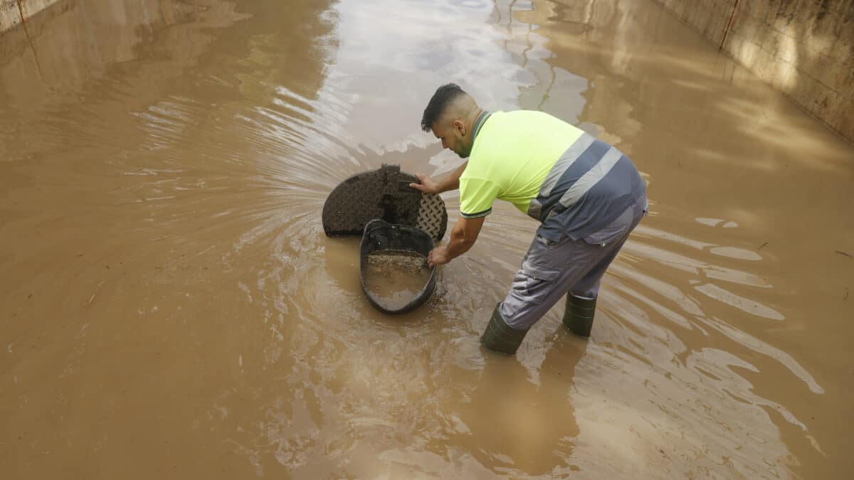 Los servicios de Emergencias de la Generalitat Valenciana están gestionando este sábado más de un centenar de incidencias relacionadas con la lluvia, la mayoría en la provincia de Valencia y especialmente en Torrent y otros municipios al oeste del área metropolitana. En la imagen, un operario en un paso inundado en Xirivella.