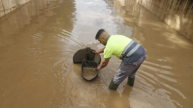 Rescatan a un grupo de trabajadores atrapados en su empresa a causa de las lluvias en Valencia Los servicios de Emergencias de la Generalitat Valenciana están gestionando este sábado más de un centenar de incidencias relacionadas con la lluvia, la mayoría en la provincia de Valencia y especialmente en Torrent y otros municipios al oeste del área metropolitana. En la imagen, un operario en un paso inundado en Xirivella.
