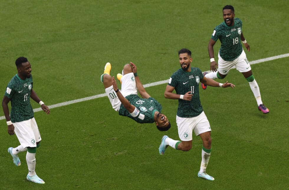 Salem Al Dawsari de Arabia Saudita celebra con una acrobacia su gol para el recuerdo a Argentina