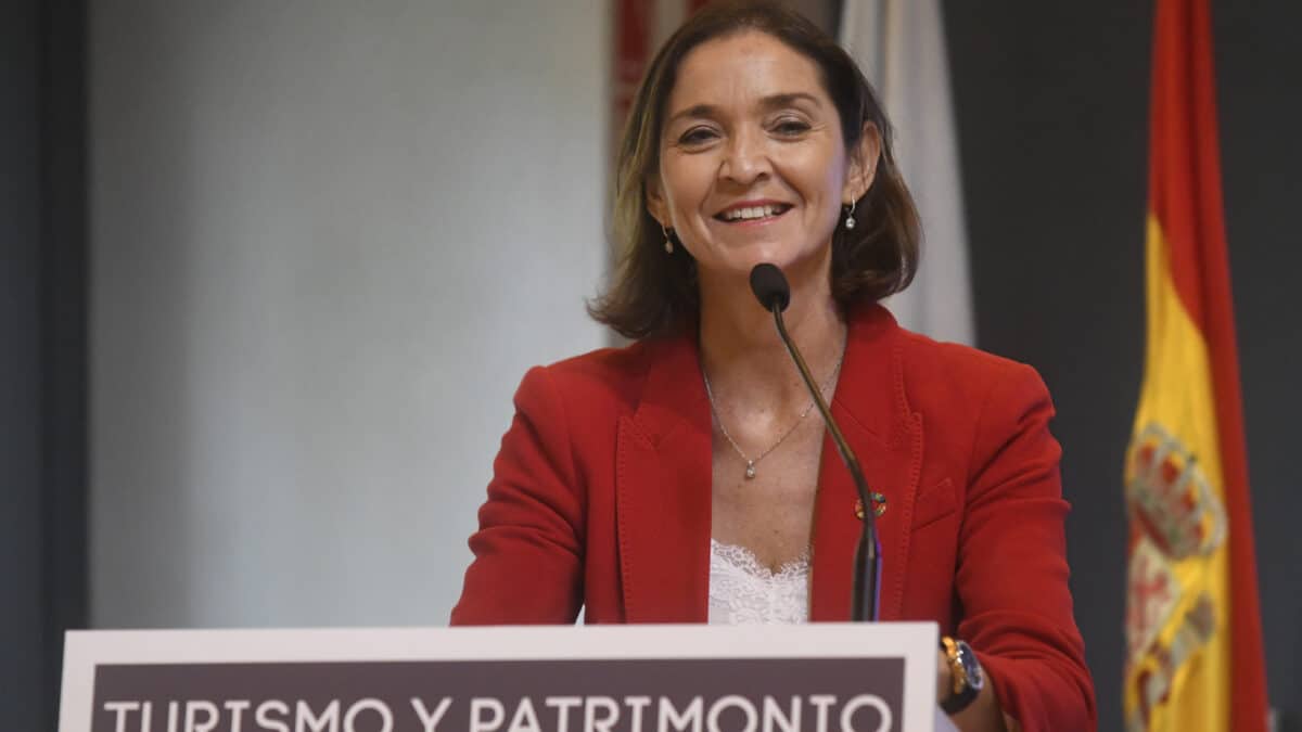 SEGOVIA, 09/11/2022.- La ministra de Industria, Comercio y Turismo, Reyes Maroto durante la presentación de la convocatoria de ayudas para la mejora de la competitividad del Patrimonio Histórico con Uso Turístico 2022 este miércoles en Segovia. EFE/PABLO MARTIN