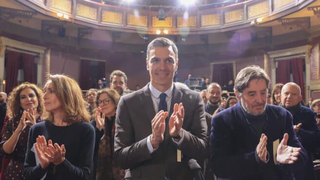 Ana Belén, Sánchez y Luis García Montero, en el homenaje a Almudena Grandes.