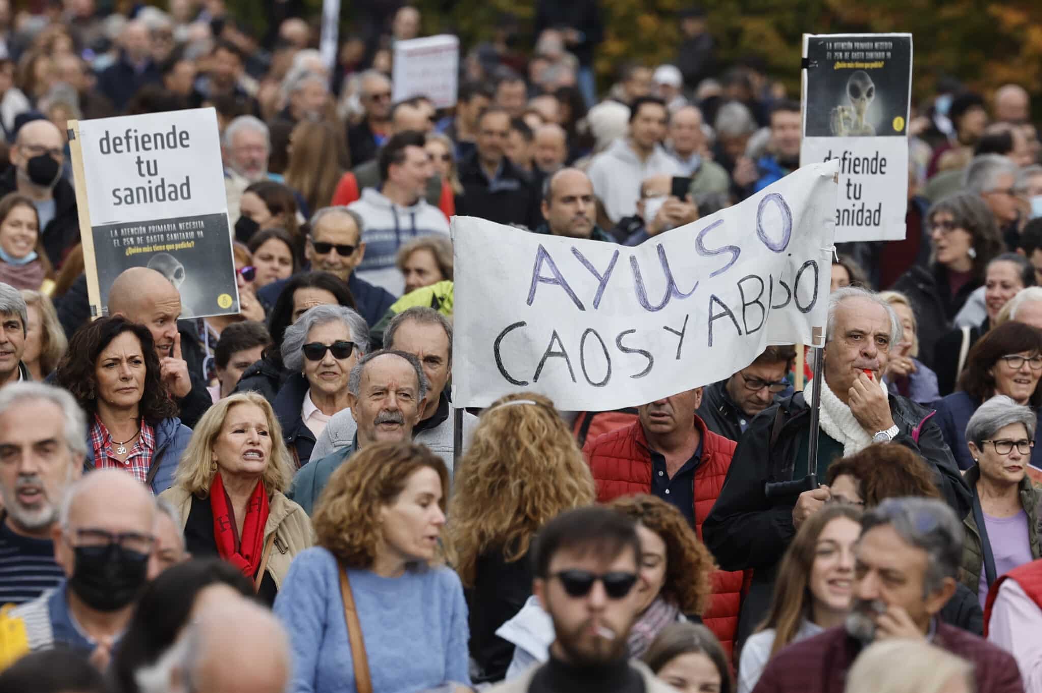 Vista de la manifestación ciudadana que recorre este domingo el centro de Madrid bajo el lema "Madrid se levanta por la sanidad pública".