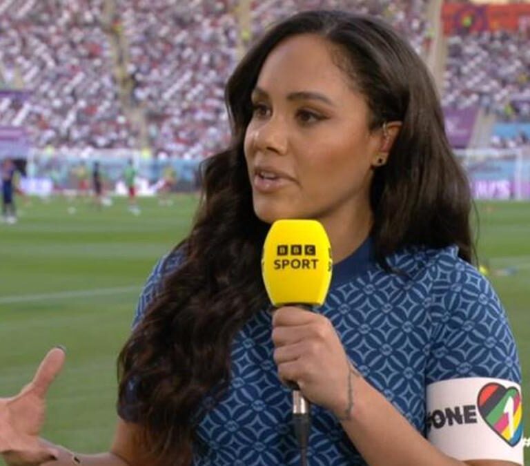 Una presentadora de la BBC luce el brazalete LGTB en Qatar tras el 'plantón' de las siete selecciones