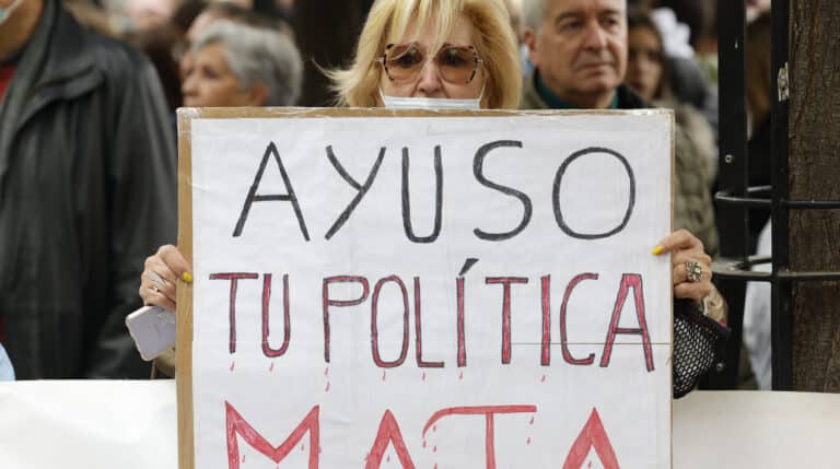 Vista de la manifestación ciudadana que recorre este domingo el centro de Madrid bajo el lema "Madrid se levanta por la sanidad pública".