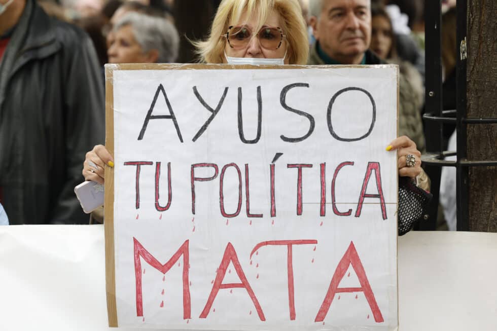 Vista de la manifestación ciudadana que recorre este domingo el centro de Madrid bajo el lema "Madrid se levanta por la sanidad pública".