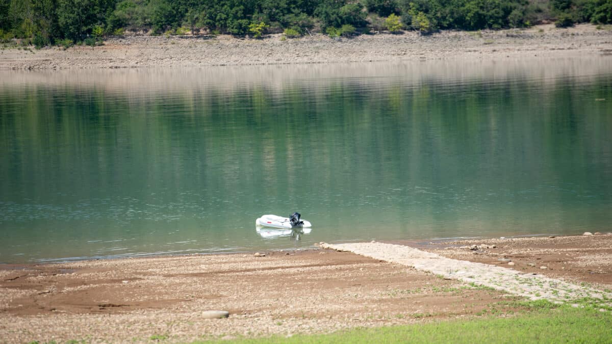 Las reservas de agua de los nueve embalses de las cuencas internas de Cataluña y de los diez embalses del territorio catalán que dependen de la Confederación Hidrográfica del Ebro continúan bajando a la espera de las próximas lluvias.