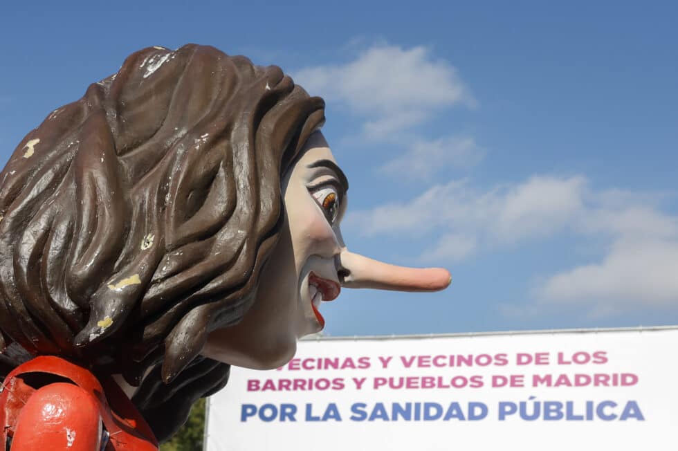 Manifestación ciudadana que recorre este domingo el centro de Madrid bajo el lema "Madrid se levanta por la sanidad pública"