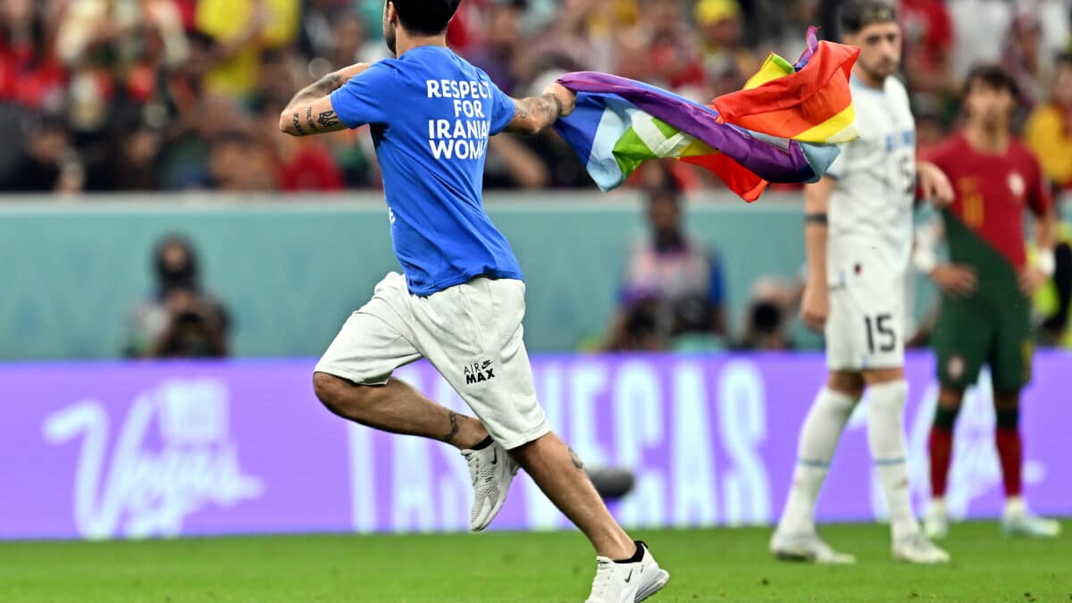 El espontáneo con la bandera LGTBI y una camiseta que pide respeto para las mujeres iranís