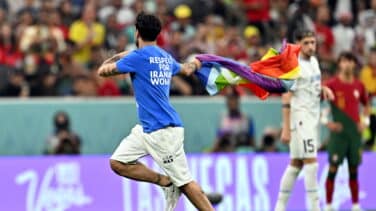 Un espontáneo salta al campo con una bandera LGTBI en el Portugal-Uruguay del Mundial de Qatar