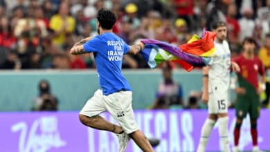 Un espontáneo salta al campo con una bandera LGTBI en el Portugal-Uruguay del Mundial de Qatar